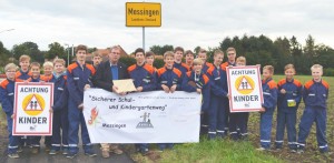 Die Mitglieder der Jugendfeuerwehr Messingen übergeben Bürgermeister August Roosmann die Umfragebögen